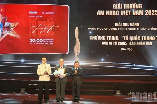 Un representante del diario Nhan Dan recibe el Sol de Oro en la categoría de Programa político-artístico 2025 por el concierto “Patria en el corazón”. (Foto: Linh Bao)