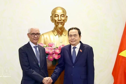 El presidente de la Asamblea Nacional, Tran Thanh Man, recibe a Rachid Talbi El Alami, presidente de la Cámara de Representantes de Marruecos, quien asiste a la reunión del Comité Ejecutivo de la Asamblea Parlamentaria Francófona (APF) y al Foro de Cooperación Parlamentaria Francófona sobre Agricultura Sostenible, Seguridad Alimentaria y Respuesta al Cambio Climático en Can Tho, Vietnam. (Foto: VNA)