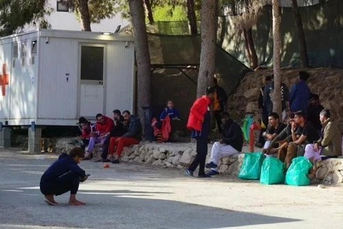 Migrantes en un centro de recepción en la isla de Lampedusa, la más meridional de Italia. (Foto: Xinhua)
