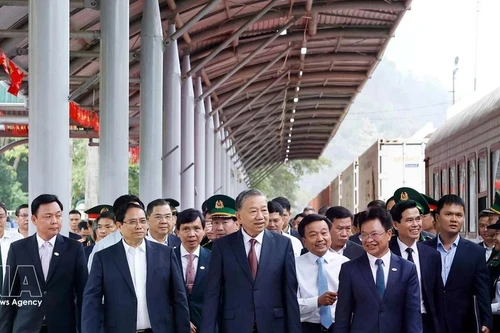 El secretario general del Partido Comunista de Vietnam, To Lam, el primer ministro Pham Minh Chinh y altos dirigentes, inspeccionan la estación de Dong Dang, en la provincia norteña de Lang Son (Foto: VNA)
