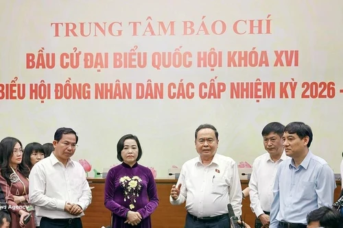 El presidente de la Asamblea Nacional (AN) y del Consejo Electoral Nacional (CEN), Tran Thanh Man, visita el centro de prensa. (Fuente: VNA)