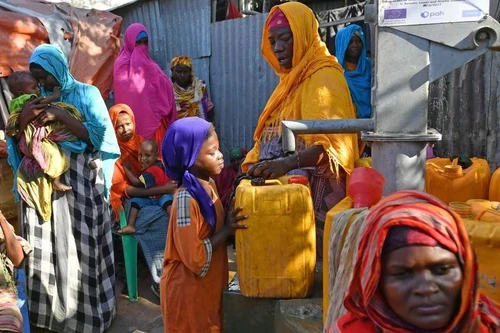 Una niña recoge agua en un campamento de desplazados internos en Mogadiscio, capital de Somalia, en 2017. (Foto: Xinhuanet)