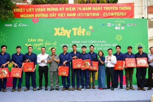 Periódico Nhan Dan y Coteccons entregan regalos a trabajadores ferroviarios por el Tết