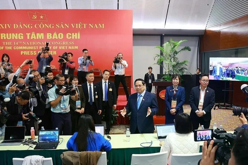 El primer ministro Pham Minh Chinh visita el Centro de Prensa del XIV Congreso Nacional del Partido Comunista de Vietnam. (Foto: VNA)
