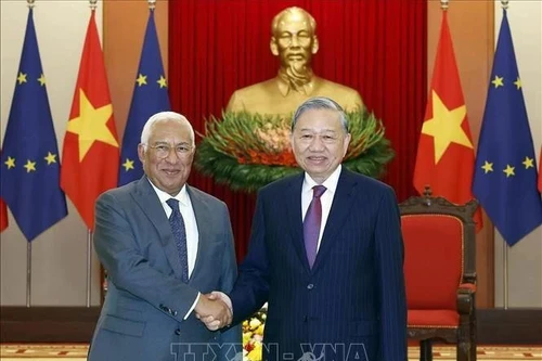 El secreratario general del Partido Comunista de Vietnam, To Lam, recibe al presidente del Consejo Europeo, António Costa, en Hanói. (Foto: VNA)