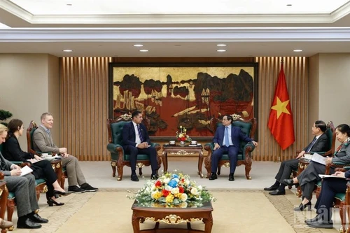 El primer ministro de Vietnam, Pham Minh Chinh, recibe al embajador de Suecia en Vietnam, Johan Ndisi.