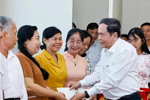 El presidente de la Asamblea Nacional, Tran Thanh Man, entrega obsequios a familias beneficiadas de políticas preferenciales en el barrio de Binh Thuy, ciudad de Can Tho. (Foto: VNA)