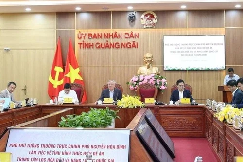 El viceprimer ministro Nguyen Hoa Binh trabaja ​​con los líderes de la provincia de Quang Ngai, el Ministerio de Industria y Comercio y los organismos pertinentes en la implementación del Proyecto del Centro Nacional de Refinación Petrolera y Energía en la Zona Económica de Dung Quat. (Fuente: Periódico del Gobierno)