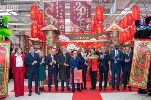 La Semana de Productos Vietnamitas en Francia, una actividad organizada con regularidad en los supermercados de ese país, contribuye a reforzar la confianza de los distribuidores locales y reafirma la capacidad de suministro y la reputación de las empresas vietnamitas. (Foto: Minh Duy)