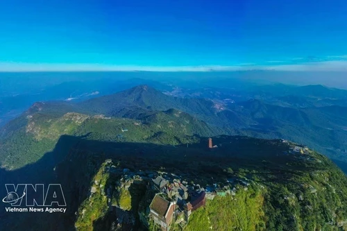 La belleza de Yen Tu reside en la majestuosa y tranquila atmósfera de las montañas y los bosques, combinada con el encanto antiguo y solemne del sistema de pagodas, torres y lugares de meditación zen. (Fuente: VNA)
