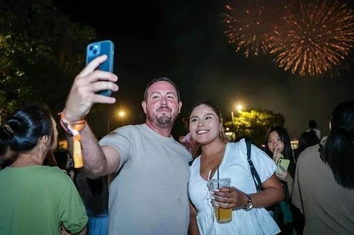 Turistas internacionales celebran el Año Nuevo 2026 en la calle peatonal Nguyen Hue, Ciudad Ho Chi Minh (Foto: Thanhnien.vn)
