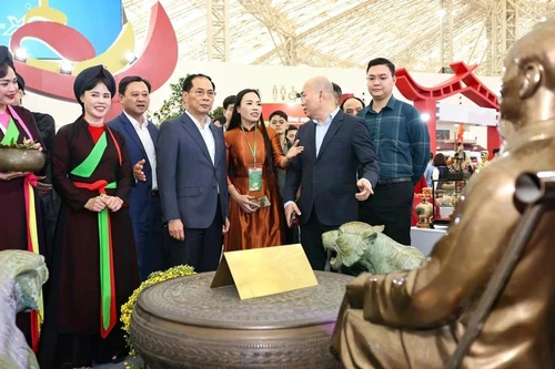 El viceprimer ministro Bui Thanh Son visita el stand de la provincia de Bac Ninh en la Feria de Primavera de 2026. (Fuente: VNA)
