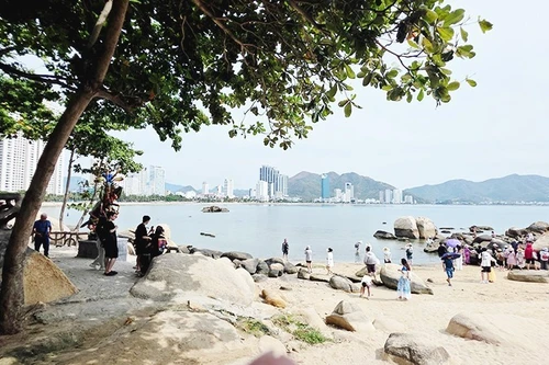 Vista de la antigua ciudad de Nha Trang desde Hon Chong.