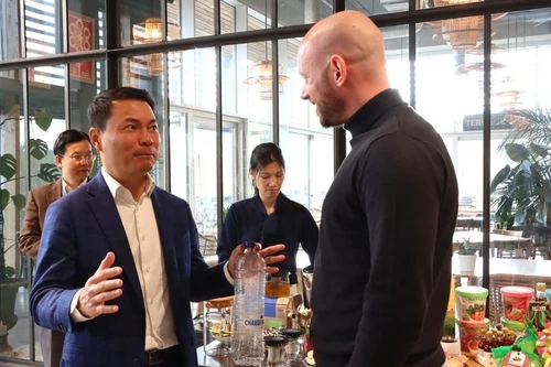 El presidente de la VBAB, Nguyen Thanh Vinh, habla con representantes empresariales belgas. (Foto: VNA)