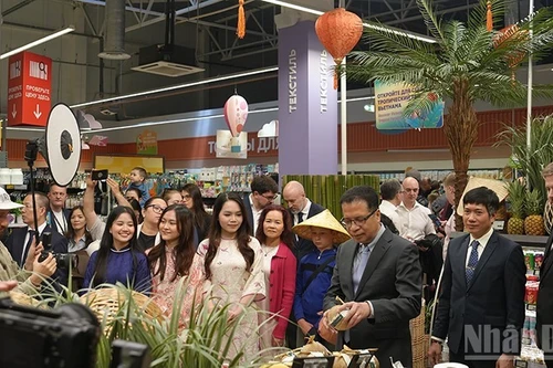 El embajador de Vietnam en Rusia, Dang Minh Khoi, visita el espacio. (Fotografía: Nhan Dan)
