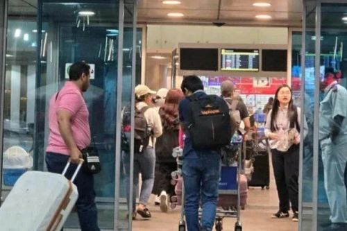 Un grupo de ciudadanos vietnamitas ingresa al aeropuerto de El Cairo (Egipto) para regresar a la tierra natal. (Fotografía: Embajada de Vietnam en Israel)