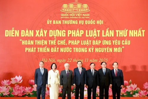 El presidente del Parlamento, Tran Thanh Man, y los delegados en el foro.