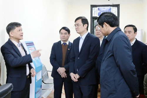 La delegación del Consejo Nacional Electoral inspecciona los preparativos para las elecciones en el barrio de Viet Tri, en Phu Tho. (Foto: VNA)