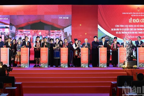 El primer ministro Pham Minh Chinh y dirigentes del Partido y del Estado realizan la ceremonia de inicio de las obras.