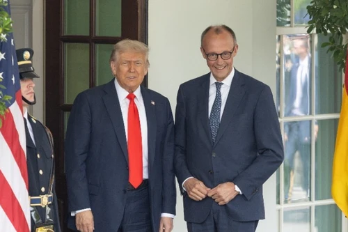 El presidente de Estados Unidos, Donald Trump (derecha), se reúne con el canciller alemán, Friedrich Merz, en la Casa Blanca, el 3 de marzo de 2026. Ambos líderes también abordaron el conflicto en Ucrania y las relaciones comerciales entre la Unión Europea (UE) y Estados Unidos. (Foto: Xinhua/VNA)