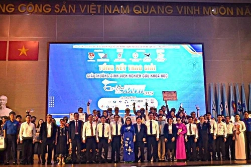 Los ganadores del primer premio y el comité organizador se toman una foto de recuerdo. 