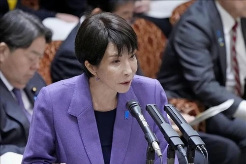 La primera ministra japonesa, Sanae Takaichi, habla durante una sesión de la Comisión de Presupuesto de la Cámara de Representantes en Tokio el 16 de diciembre. (Foto: Kyodo/VNA)