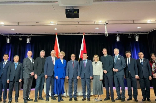 Delegados en el foro. 