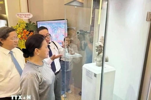La expresidenta de la Asamblea Nacional de Vietnam, Nguyen Thi Kim Ngan, y delegados en el evento. (Foto: VNA)