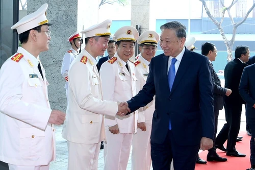 El secretario general del Partido Comunista de Vietnam, To Lam, visita la Agencia de Seguridad de Investigación (A09) del Ministerio de Seguridad Pública. (Foto: Nhan Dan)