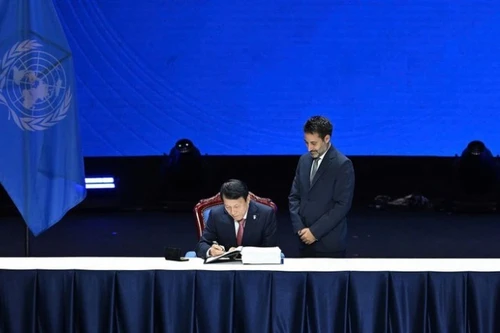 El ministro de Seguridad Pública de Vietnam, Luong Tam Quang, firma la Convención de las Naciones Unidas contra la Ciberdelincuencia. (Foto: Thuy Nguyen)