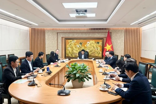 El viceprimer ministro de Vietnam Nguyen Chi Dung, en la sesión de trabajo con el Grupo Seoul Semiconductor. (Foto: VNA)
