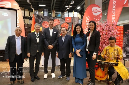 El evento "Día de los Productos de Vietnam", organizado por la Oficina Comercial de Vietnam en Alemania, tuvo lugar en el supermercado Selgros Lichtenberg de Berlín. (Foto: VNA).