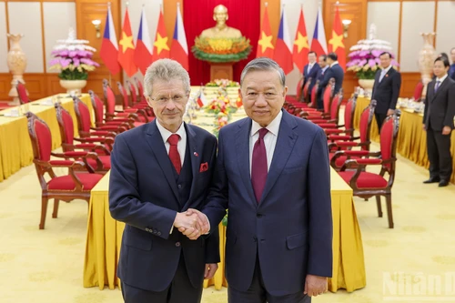 El secretario general del Partido Comunista de Vietnam, To Lam (derecha), y el presidente del Senado de la República Checa, Milos Vystrcil. (Foto: Nhan Dan)