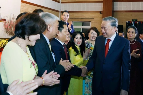 El secretario general del Partido Comunista de Vietnam, To Lam, y funcionarios y personal de la Embajada y representantes de la comunidad de connacionales en Camboya. (Foto: VNA)