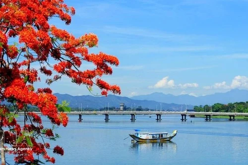 La romántica belleza del río Huong (Perfume). (Foto: VNA)