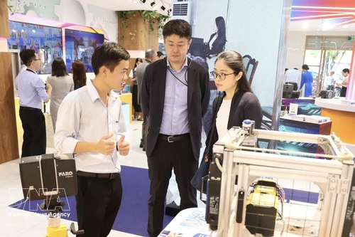 Empresas vietnamitas presentan productos a sus socios en la Semana de Conexión Comercial y Exhibición de Productos de 2025 para las Industrias de Tecnología Mecánica, Eléctrica y Digital. (Foto: VNA).