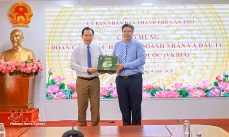 El vicepresidente del Comité Popular municipal, Vuong Quoc Nam, y el presidente de la Asociación de Empresarios e Inversión Vietnam–Corea del Sur (VKBIA). (Foto: VNA)