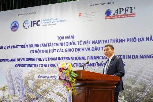 El vicepresidente permanente del Comité Popular de Da Nang, Ho Ky Minh, pronuncia el discurso de apertura.
