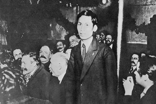 Nguyen Ai Quoc intervino en el Congreso de fundación del Partido Comunista Francés, celebrado en la ciudad de Tours. Fue el primer vietnamita en convertirse en comunista y es considerado uno de los fundadores del Partido Comunista Francés (diciembre de 1920). (Foto: VNA)