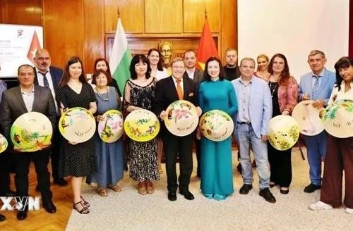 La embajadora de Vietnam en Bulgaria, Nguyen Thi Minh Nguyet, se toma una foto de recuerdo con periodistas búlgaros. (Foto: VNA)