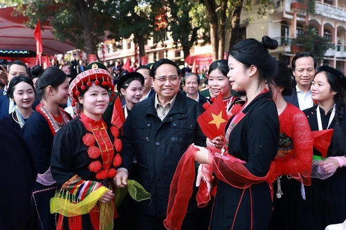 El primer ministro de Vietnam, Pham Minh Chinh, con estudiantes de la provincia de Thai Nguyen. (Foto: VNA)