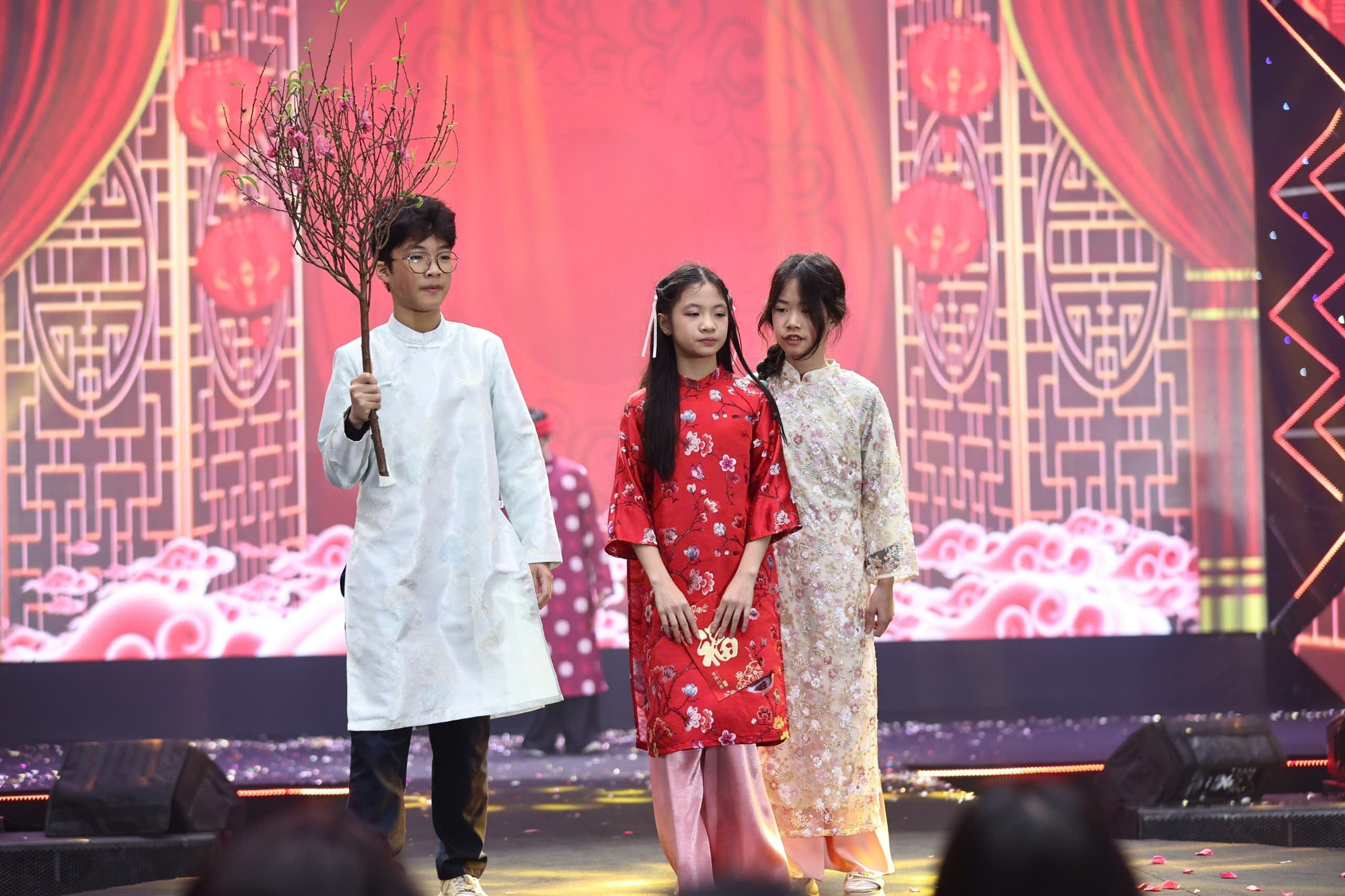 Un desfile de trajes tradicionales en la escuela secundaria de Giang Vo.