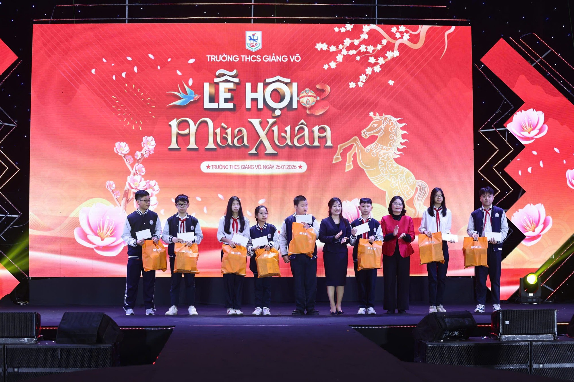 Entrega de regalos a estudiantes que se han esforzado en el aprendizaje pese a sus desfavorables condiciones de vida.