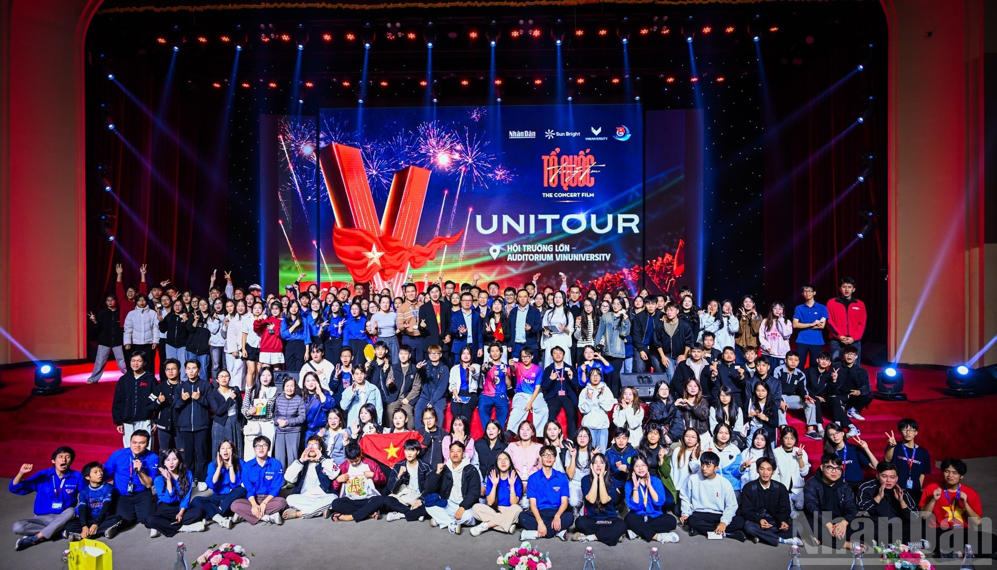 Representantes de Nhan Dan y VinUni posan junto con estudiantes luego de la proyección.