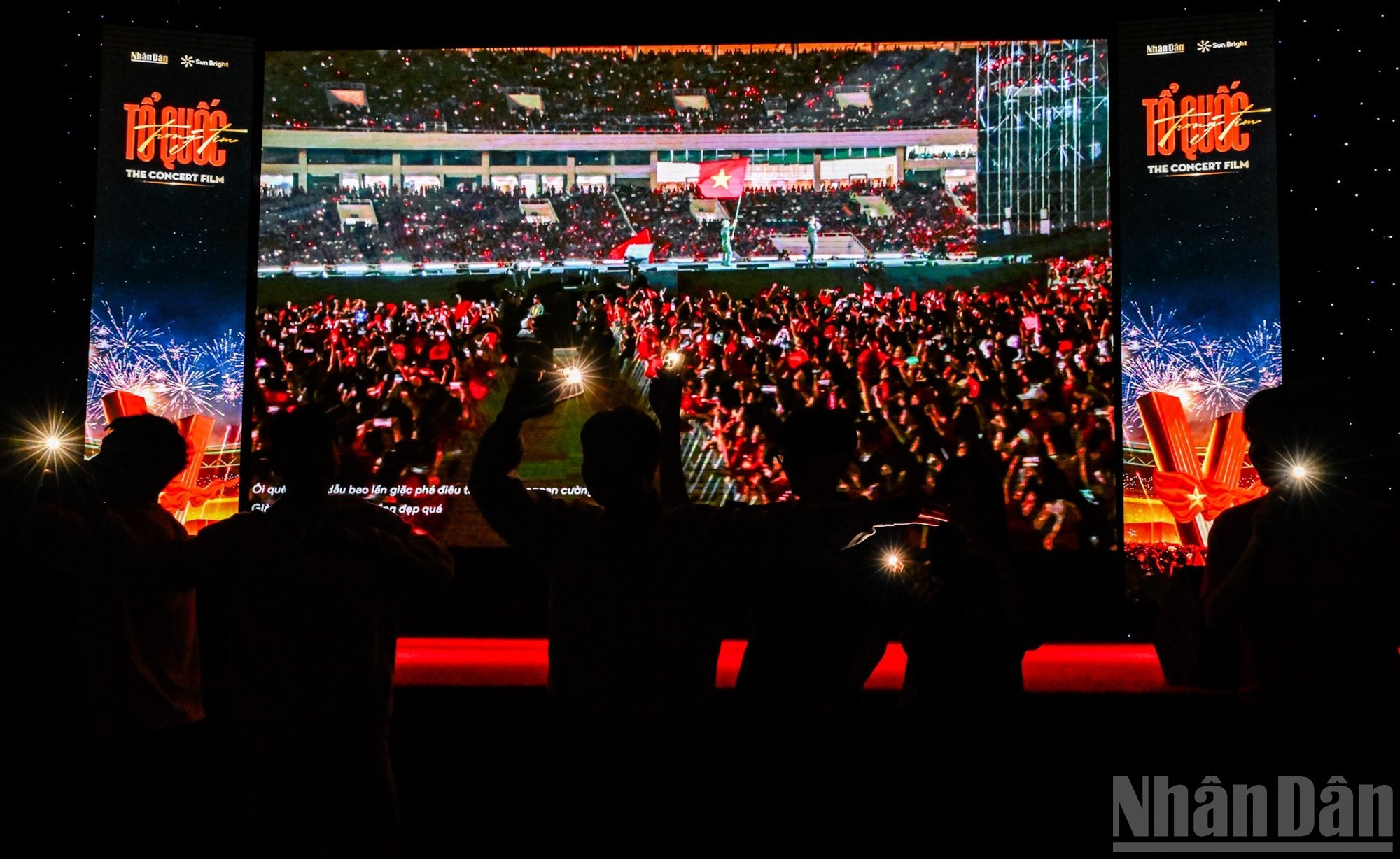 Los móviles en alto y moviéndose al ritmo de las melodías crean una animada danza de luz.