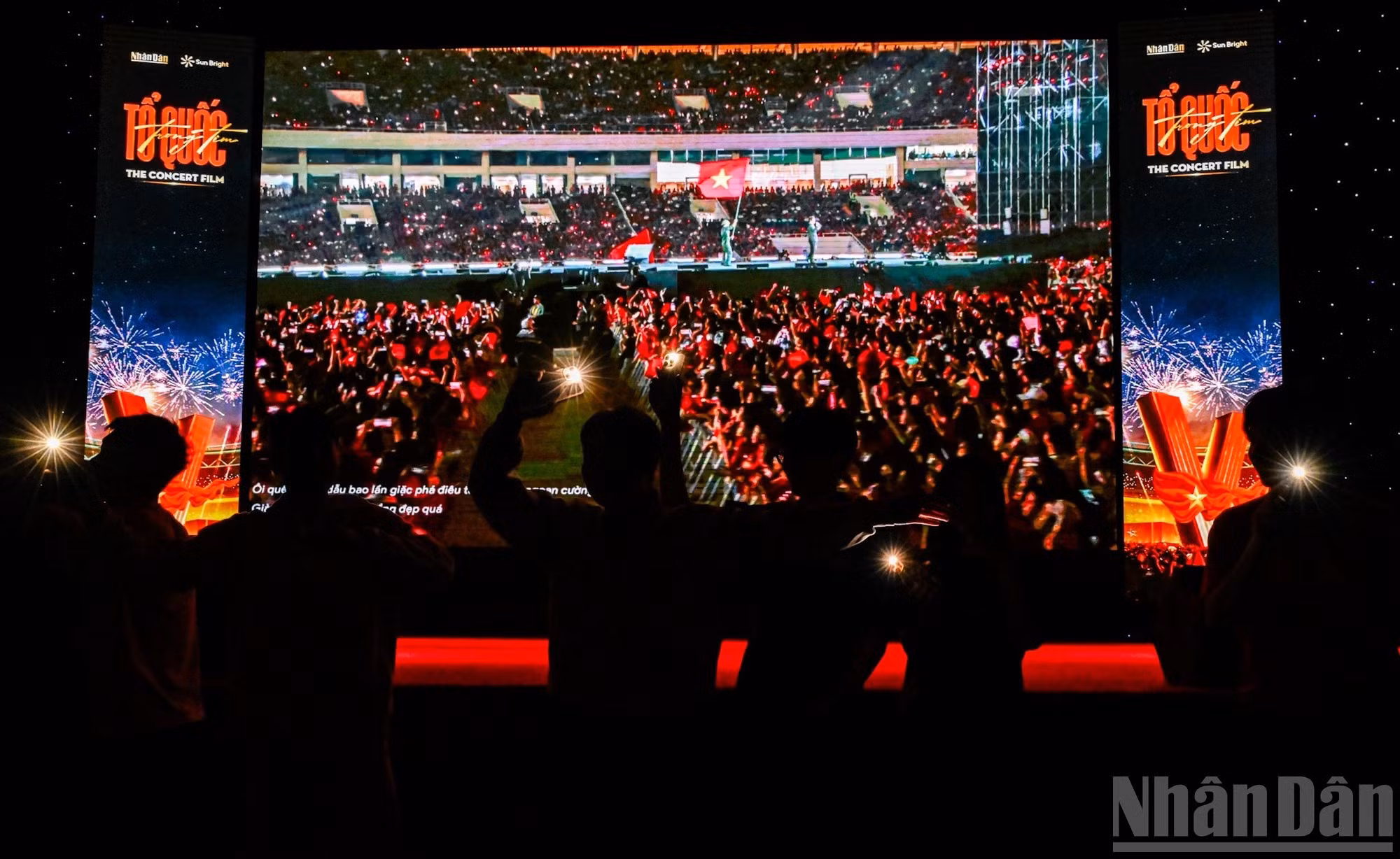 Los móviles en alto y moviéndose al ritmo de las melodías crean una animada danza de luz.