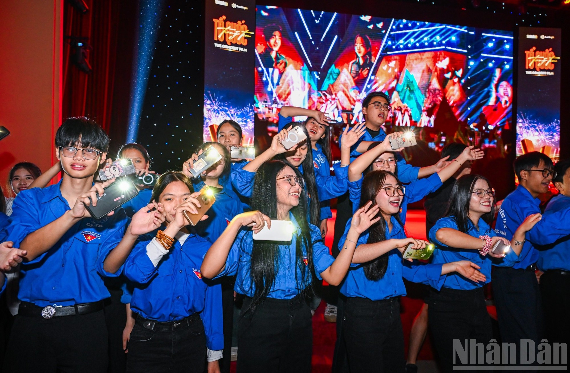 Los móviles en alto y moviéndose al ritmo de las melodías crean una animada danza de luz.