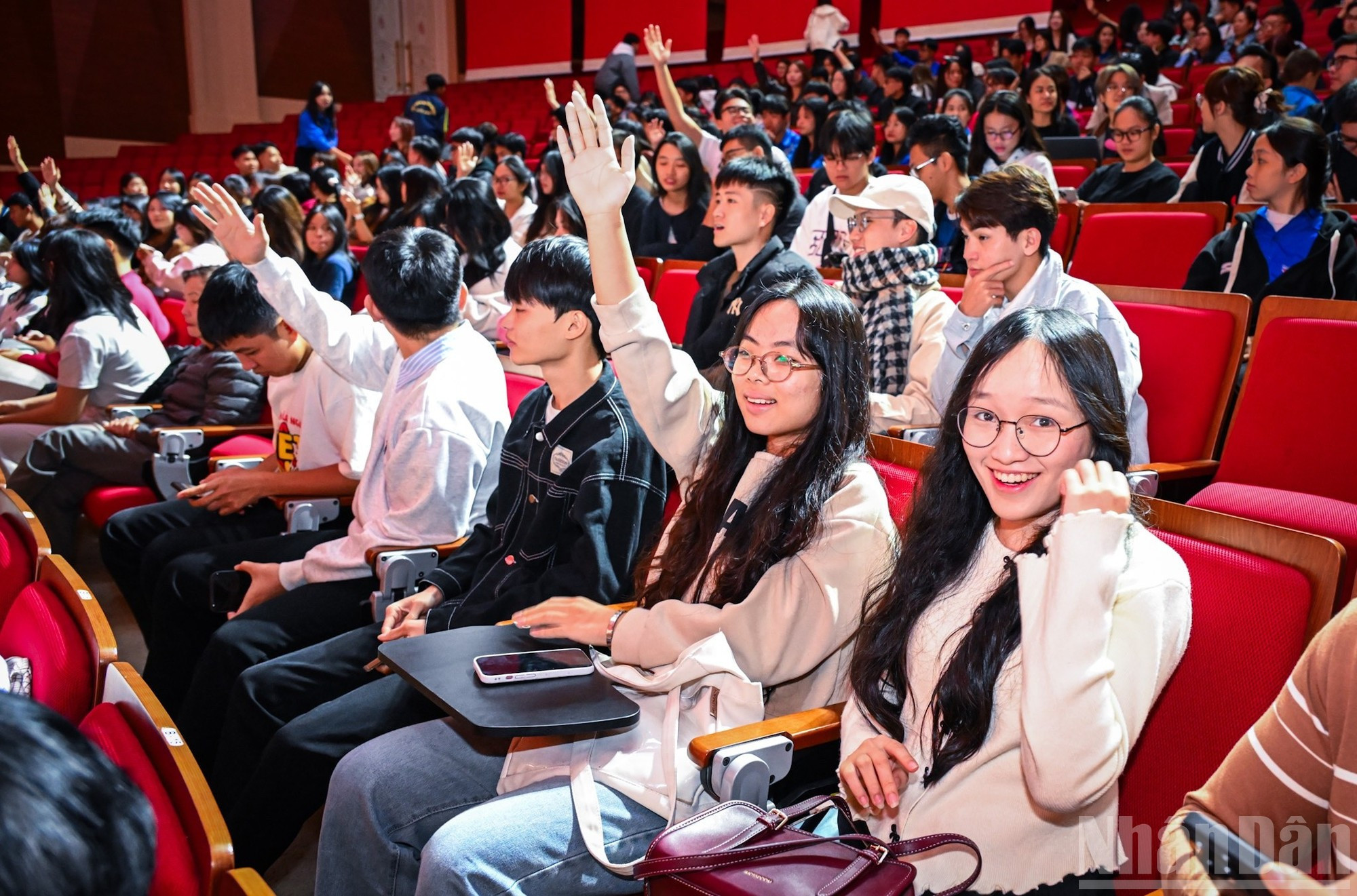 Estudiantes participan en un minijuego sobre el concierto “La Patria en el corazón”.