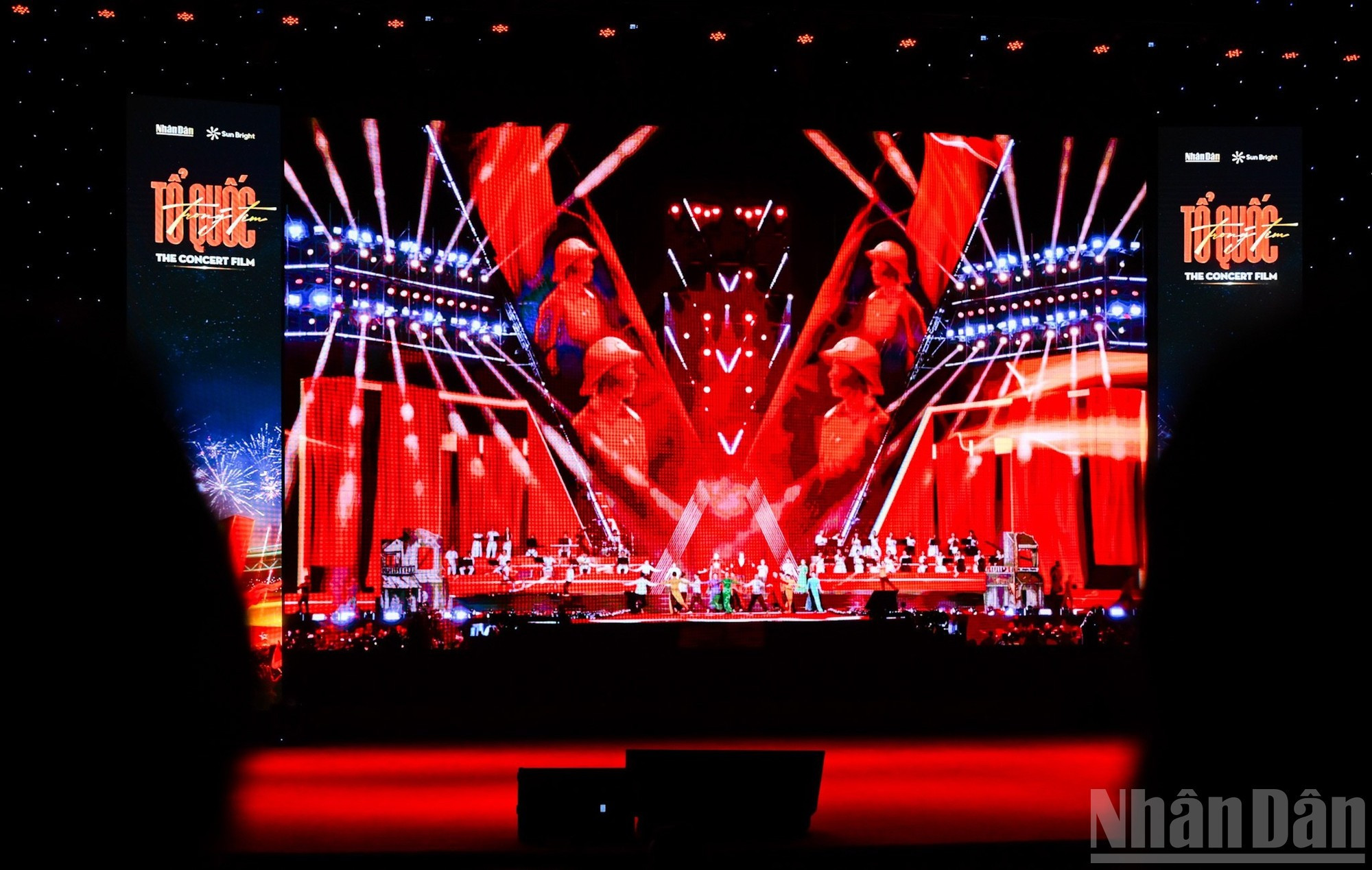 La película de concierto “La Patria en el corazón” es una obra del director Nguyen Manh Tuan y el guionista Vu Liem. (Foto: Nhan Dan)