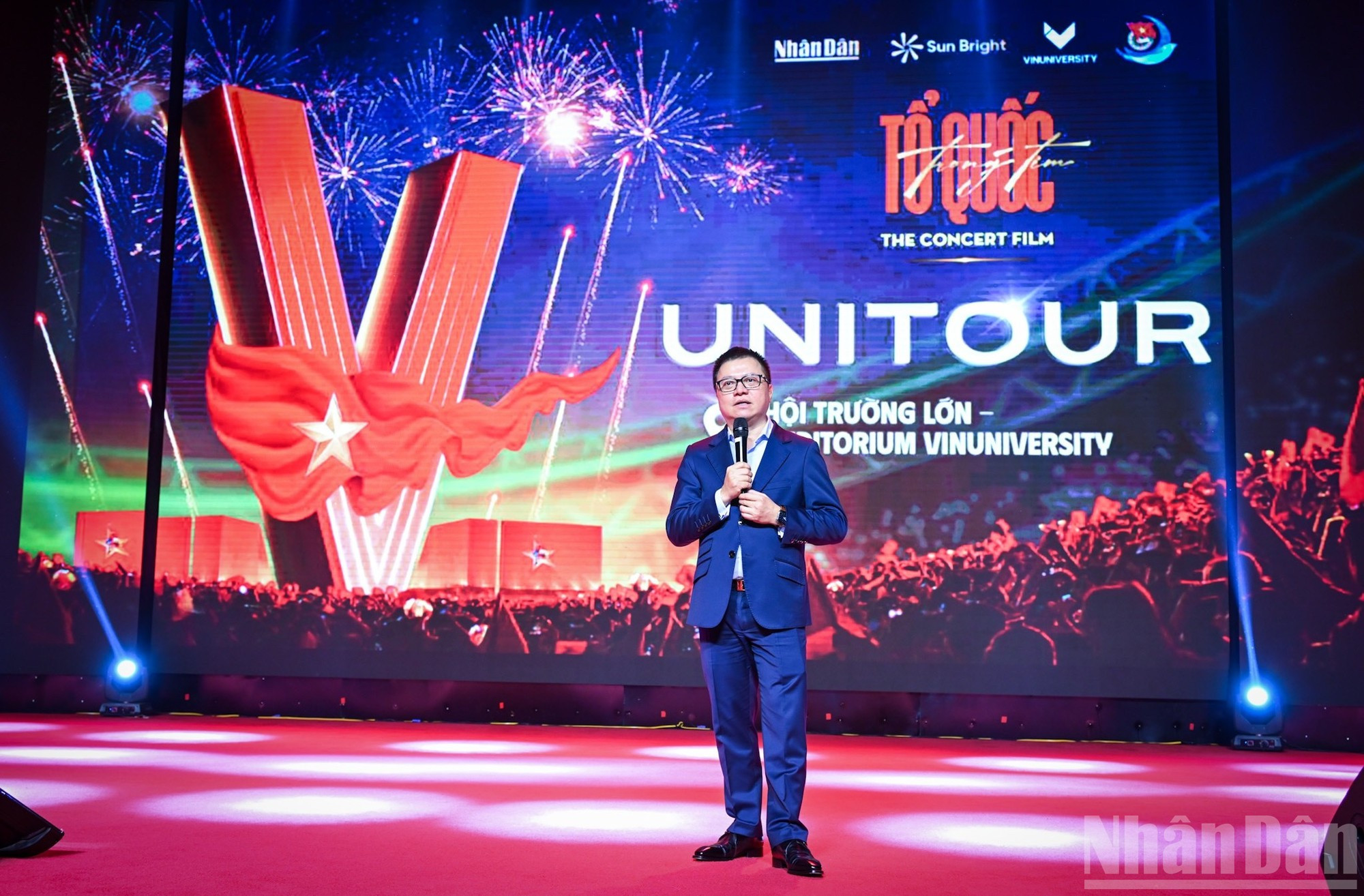 Le Quoc Minh, miembro del Comité Central del Partido Comunista de Vietnam, presidente-editor de Nhan Dan, subjefe de la Comisión de Propaganda y Movilización de Masas del Comité Central del Partido, y presidente de la Asociación de Periodistas del país, habla en la sesión.